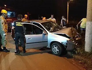 Professora morre ao bater carro em poste na madrugada em Dourados