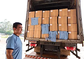 Prefeito entrega kit escolar no primeiro dia de aula