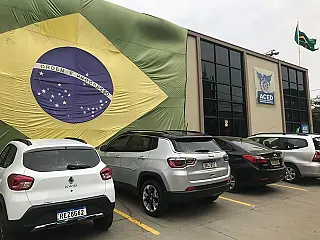 Aced decora fachada com bandeirão