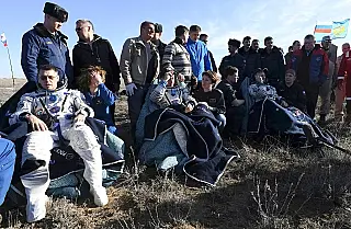 Astronautas retornam à Terra após 173 dias no espaço