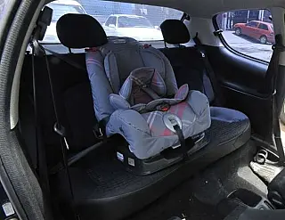 Cartilha ensino o modo correto de transportar crianças em veículos