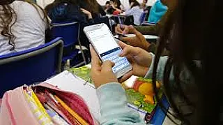 Seis em cada 10 escolas têm regras para uso do celular pelos alunos