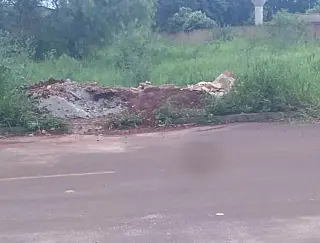 Lixo de construção é jogado só do outro lado da rua em ato de desobediência civil
