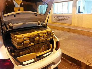 Traficante foge e abandona carro com 210 quilos de maconha