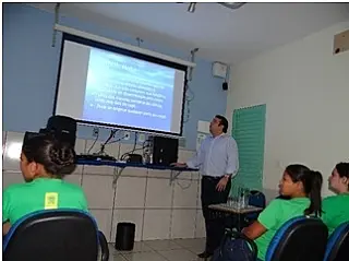 Médico oncologista fala sobre cuidados com a prevenção do câncer na Escola Viegas