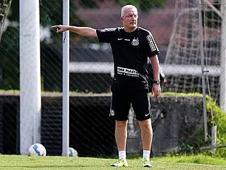 Santos enxuga folha salarial e fica perto de número ideal