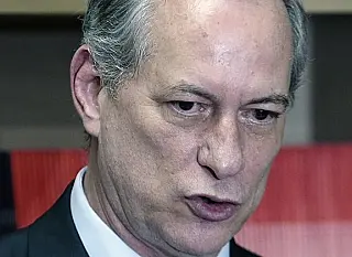 Ciro cogita apresentar Lula para asilo em embaixada