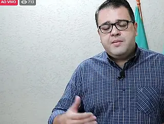 Prefeito faz live de 8 minutos para dizer que segue decreto de Reinaldo contra a Covid