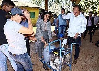 No Guassu, prefeita entrega equipamentos para ampliar produção leiteira