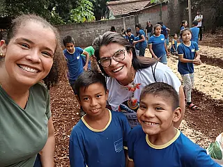 Alunos indígenas plantam horta na escola