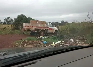 Internauta flagra veículo jogando entulhos na rua