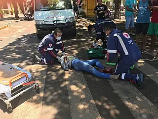 VÍDEO - Acidente entre carro e moto no centro da cidade fere mulher gravemente