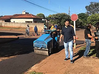 Jânio Miguel acompanha serviços de recapeamento na região do Flórida
