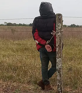 Suspeito de roubar carros é amarrado por moradores em cerca de fazenda