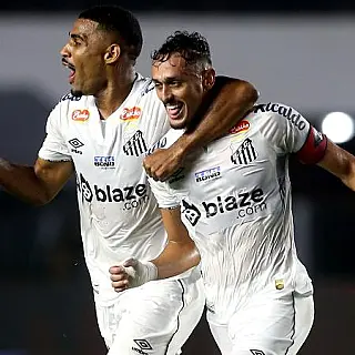 Santos ganha a terceira, divide liderança com Sport e empurra Guarani para lanterna