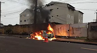 Carro pega fogo após motorista perder controle da direção e derrubar poste