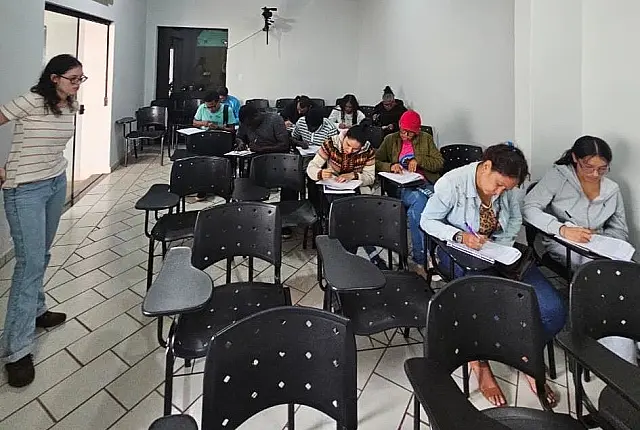 Parceria ensina português a migrantes