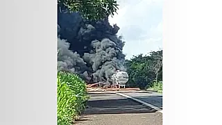 Caminhões batem de frente em rodovia, pegam fogo e motorista morre
