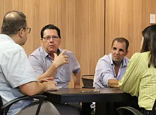 Prefeito se oferece para ajudar a construir Hospital de Amor