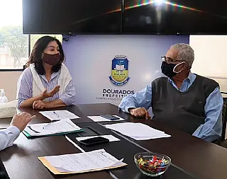 Délia testa negativo em novo exame para Covid-19 e volta a despachar na Prefeitura