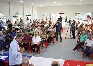 Riedel encerra agenda inspecionando obra