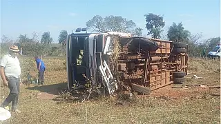 Pneu estoura e ônibus tomba na BR-060 deixando treze pessoas feridas