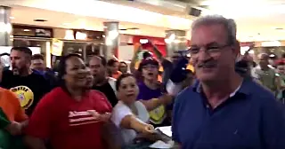 Manifestantes protestam contra deputados em aeroporto