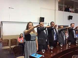 Sessão começa em clima de expectativa sobre a Mesa