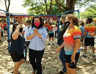 Após 'silêncio eleitoral', Délia Razuk participa de entrega de obra em praça esportiva