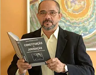 Professor lança nova edição de interpretação do Direito