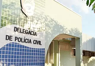 Mãe abandona crianças em residência durante madrugada