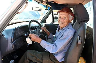 Aos 102 anos, 'seo' Ranulfo renova CNH