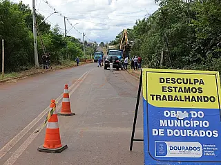Prefeitura recupera trecho que começa a desmoronar