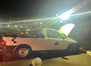 Embriagado pega carro de lava jato e derruba poste