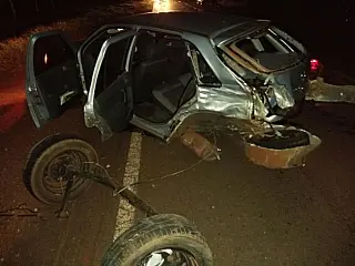 Carro fica destruído depois de colisão e três ficam feridos