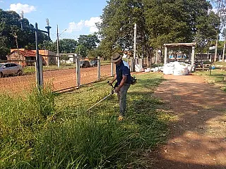 Moradores se unem para limpar patrimônio público em distritos