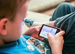 Uso excessivo do celular já preocupa os próprios adolescentes, diz pesquisa