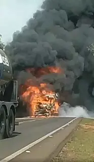Carro pega fogo depois de se envolver em acidente com dois caminhões