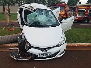 Duas adolescentes conduziam carro que ficou destruído em bairro nobre