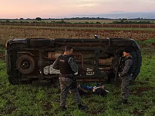 Em fuga, dupla capota caminhonete roubada em Campo Grande