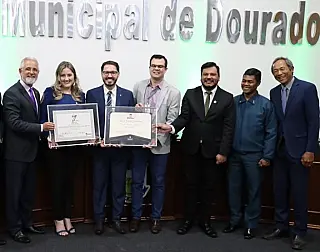 'Homenagem reconhece escola pública"