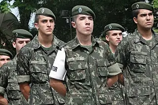 Para jovens que completam 18 anos em 2024, alistamento é obrigatório e tem prazo