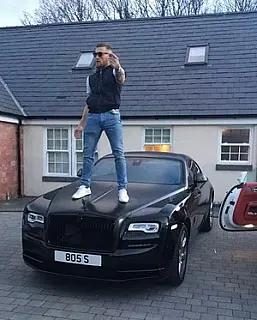 Locadora poderá processar Conor McGregor após subir em automóvel