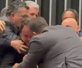 Deputado é retirado de sessão na Câmara