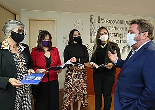 Em encontro com mulheres, Laudir entrega cartilha de defesa dos direitos