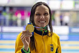 Carol Santiago vence os 100m livre S12 e conquista terceiro ouro