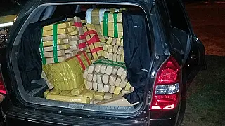 Veículo abandonado em rodovia é apreendido pela polícia com 781 quilos de maconha