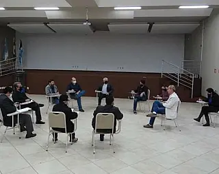 Empresários combatem medidas que sobrecarregam comércio com campanha de máscaras