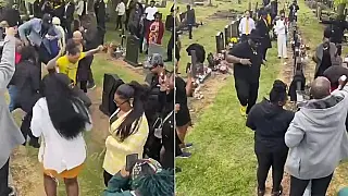 Pessoas participam de rave com DJ durante enterro na Inglaterra