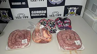 Homem que furtou carne e linguiça de supermercado é preso com drogas